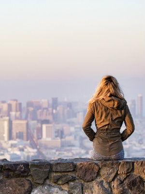 Toda mulher deveria fazer uma viagem sozinha! Quer se aventurar também? Confira a nossa lista com as 7 cidades mais seguras para viajar sozinha.