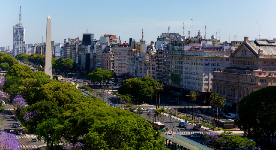 O obelisco fica no Microcentro e precisa estar na lista de o que fazer em Buenos Aires