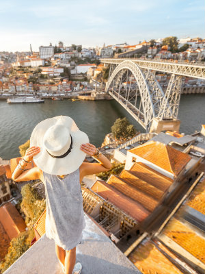 O Rio Douro é um dos cenários mais presentes de Portugal, um dos países para conhecer falando português