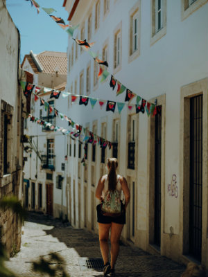 Caminhar pelas ruas estreitas e labirínticas está fora dos roteiros comuns, mas é uma ótima oportunidade de conhecer Lisboa
