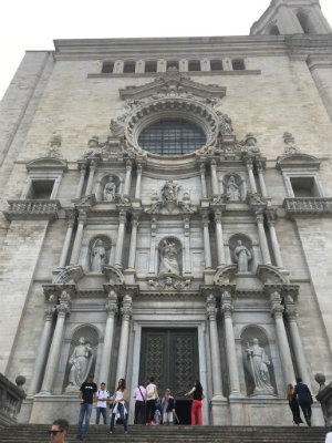 Um dos principais pontos turísticos de Girona é a Catedral de Girona, construída nos séculos XI e XVIII, encontra-se no ponto mais alto da cidade
