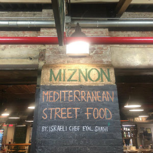 Para quem gosta de comida mediterrânea no street food, o Miznon que fica dentro do Chelsea serve pratos super gostosos e baratos! 