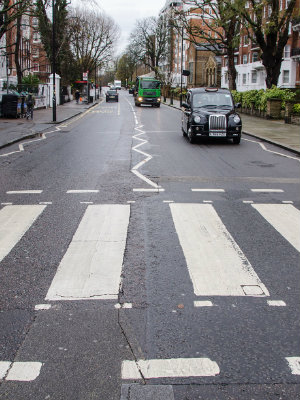 Se você é fã dos Beatles, temos certeza que um item obrigatório no seu roteiro em Londres é atravessar a rua Abbey Road, que foi imortalizada na capa do 11º álbum de estúdio da banda inglesa - disco que tem músicas clássicas como “Come together”, “Here comes the sun” e a romântica “Something”.