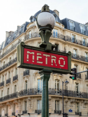 Se você, assim como eu, é fã de carteirinha de uma viagem low cost, vai ficar feliz com o que vou dizer: a melhor forma de se locomover em Paris é através de transportes públicos, principalmente metrô! 