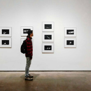 O MoMA é o maior museu dedicado à arte moderna e contemporânea em Nova York. Localizado em Midtown Manhattan, bem próximo ao Central Park, o MoMA tem um acervo de mais de 200 mil obras, sendo que mais de 80 mil delas estão disponíveis digitalmente.