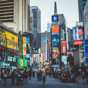 Visitar a Times Square é uma das coisas para fazer de graça em Nova York que mais ilustram o espírito da cidade. Em meio a tantas luzes, letreiros em neon e edifícios, o cruzamento é um dos trechos mais agitados de toda a metrópole.