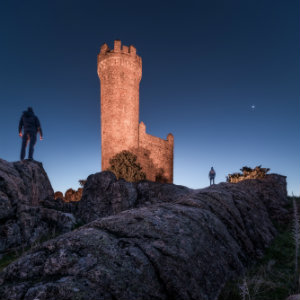 A Torre de Torrelodones – também chamada de Atalaya de Torrelodones e de Torre de los Lodones – é o principal cartão-postal da cidade. A atração, que é a razão para o nome do município, foi construída entre os séculos 9 e 10 durante um período de forte influência árabe na região.