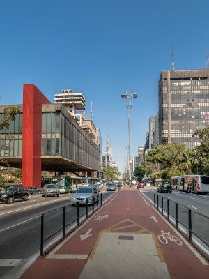 O que dizer da avenida mais famosa do Brasil? A Paulista, inaugurada em 1891, é o principal ponto turístico de São Paulo e abriga em seus quase 3 km de extensão muitos museus, espaços culturais, lojas de grande porte, centros comerciais e restaurantes.