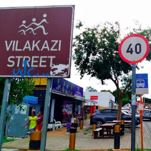 Nós chegamos pelo bairro de Soweto, de carro, já pela Vilakazi Street e vários flanelinhas quase invadiram o nosso carro para estacionarmos por ali. 