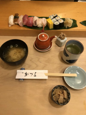A primeira coisa que eu aprendi sobre as comidas do Japão, é que o gengibre e o chá servem para limpar o paladar e a gordura entre um sabor e outro e é por isso que o chá verde é servido junto com o sushi.