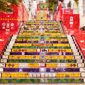 Outros dois cartões postais do Rio de Janeiro são a Escadaria de Selarón e os Arcos da Lapa. Localizados em regiões próximas uma da outra, é possível juntar a visita aos dois em um só passeio. 