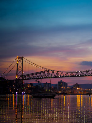 Para finalizar essa viagem de fim de semana em Florianópolis, não poderíamos deixar de fora um passeio a um dos principais cartões postais da capital catarinense: a Ponte Hercílio Luz. 
