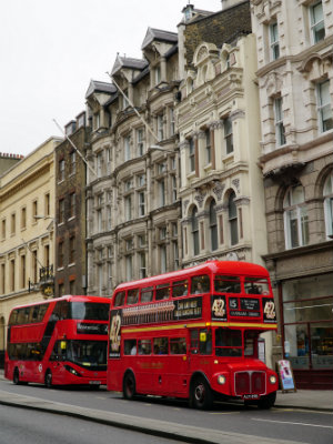 Andar de metrô e ônibus é algo que você precisa experimentar em Londres! O transporte público é um ponto turístico a parte e ideal para o roteiro econômico de Londres