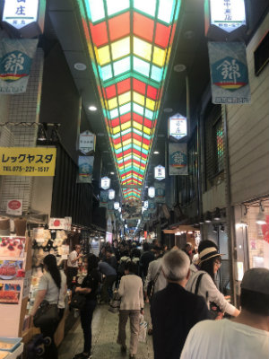 A primeira dica de comidas do Japão é sobre um lugar que adorei, o mercado Nishiki! 